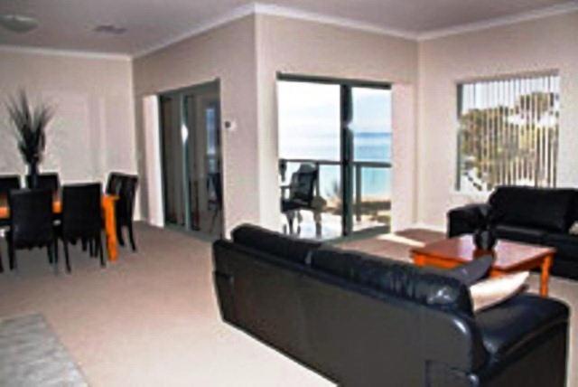 Boardwalk By The Beach Rockingham Exterior photo